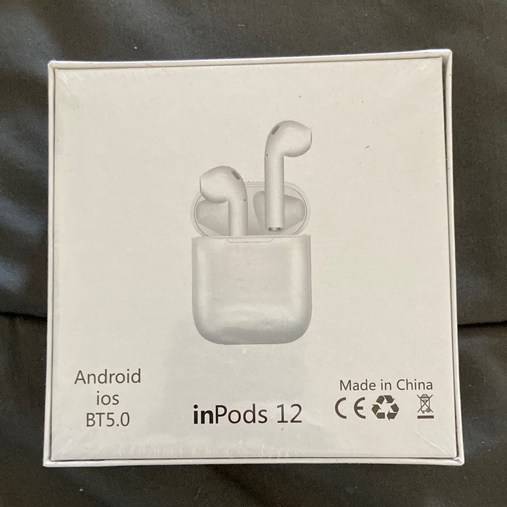 wireless airbuds with silicon case and lanyard